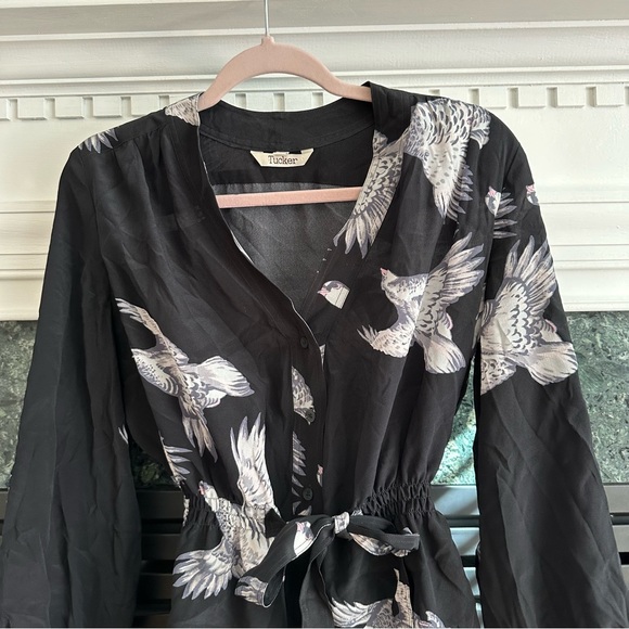 Tucker The Abigail's Party Blouse Mountain
Climbing Birds Silk Top size small - Picture 9 of 9